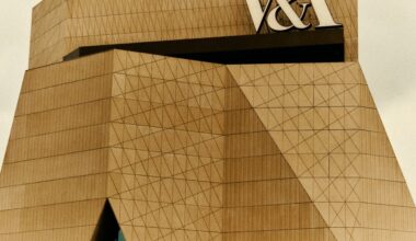 Il nuovo museo V&A East di Londra: quando l’architettura impara da Balenciaga