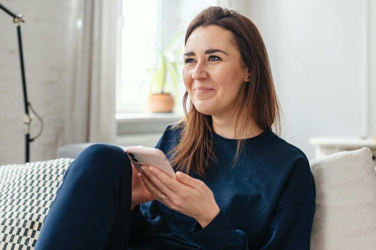 donna con smartphone Trucco per avere smartphone nuovo