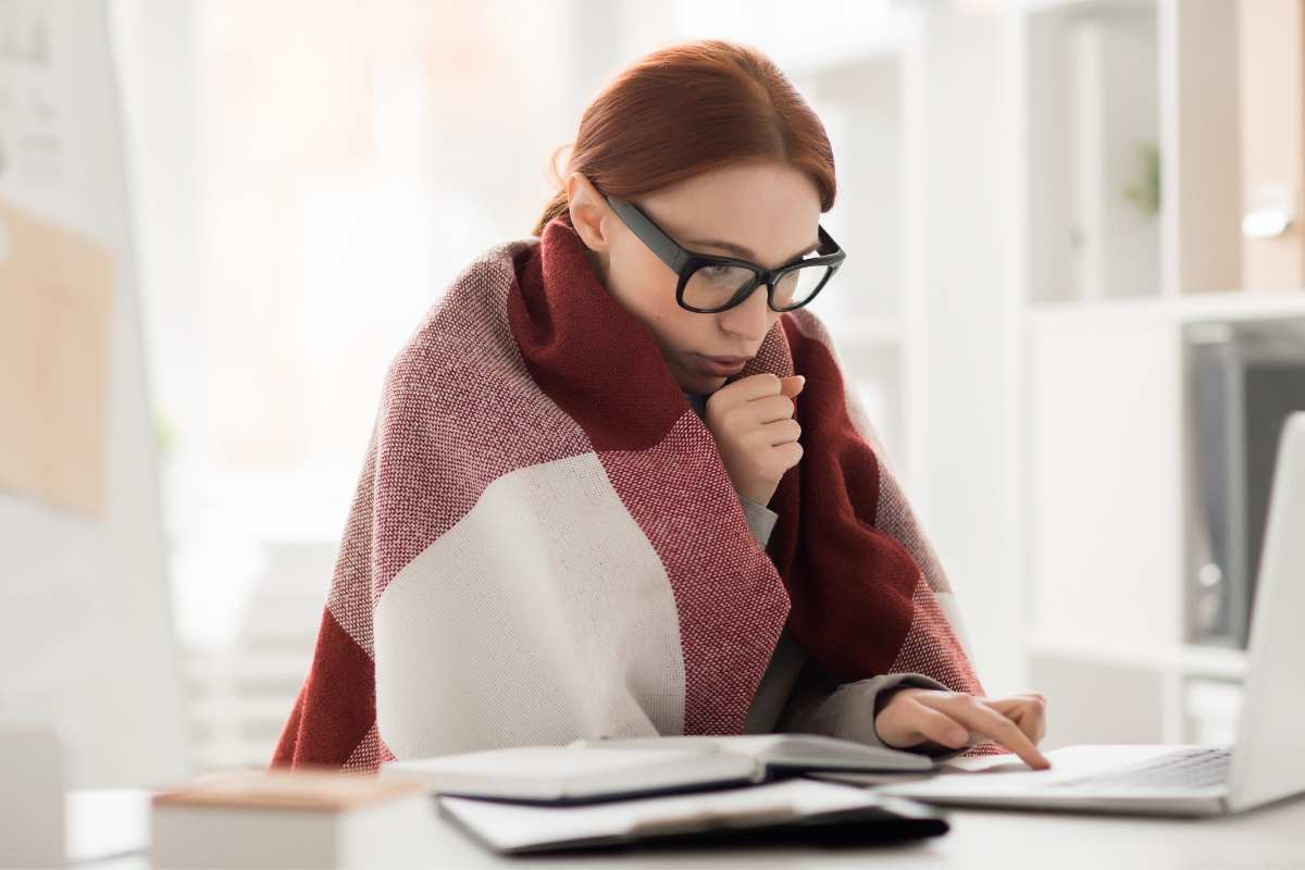 donna infreddolita Unieuro offerta imperdibile