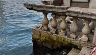 Ruba un "topo", schianto contro la balaustra del ponte di Rialto: danni incalcolabili VIDEO