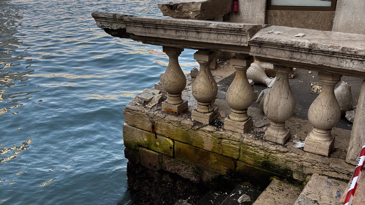 Ruba un "topo", schianto contro la balaustra del ponte di Rialto: danni incalcolabili VIDEO