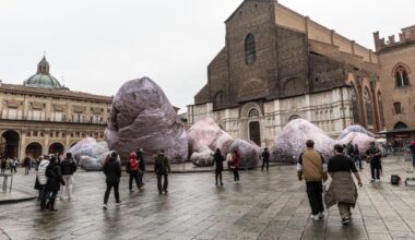 Bologna, cosa sono le enormi rocce (gonfiabili) di piazza Maggiore e perché se ne parla