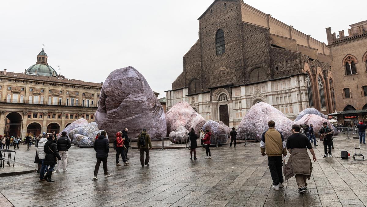 Bologna, cosa sono le enormi rocce (gonfiabili) di piazza Maggiore e perché se ne parla