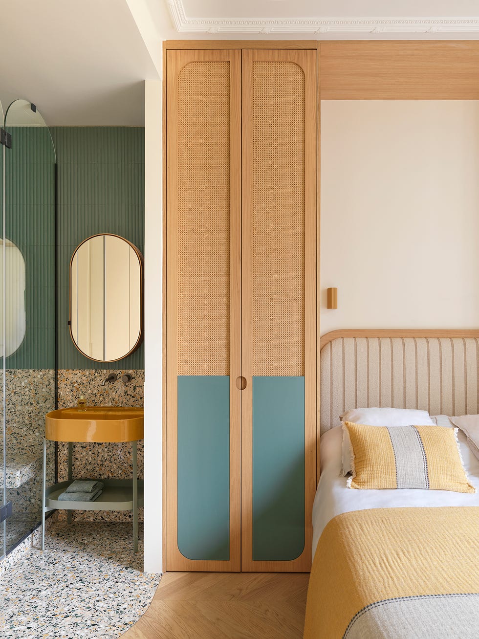 un piso en paris reformado con materiales de lujo y toques vivos de color