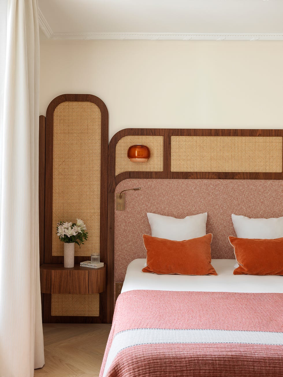 un piso en paris reformado con materiales de lujo y toques vivos de color