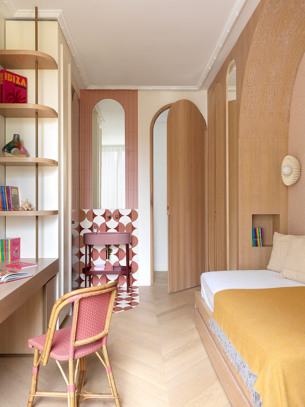 un piso en paris reformado con materiales de lujo y toques vivos de color