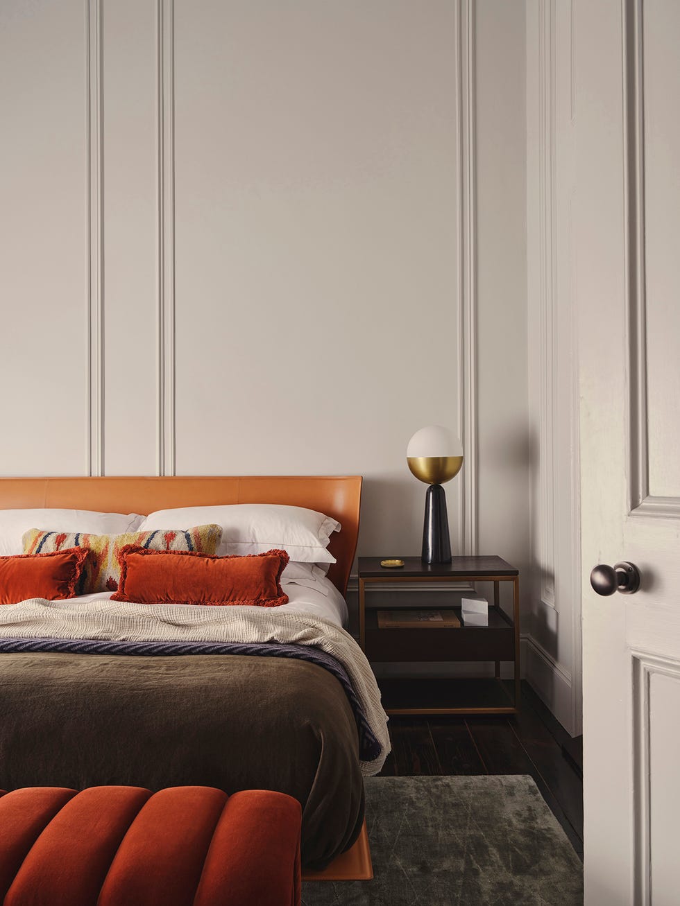 una casa clasica con decoracion moderna y calida