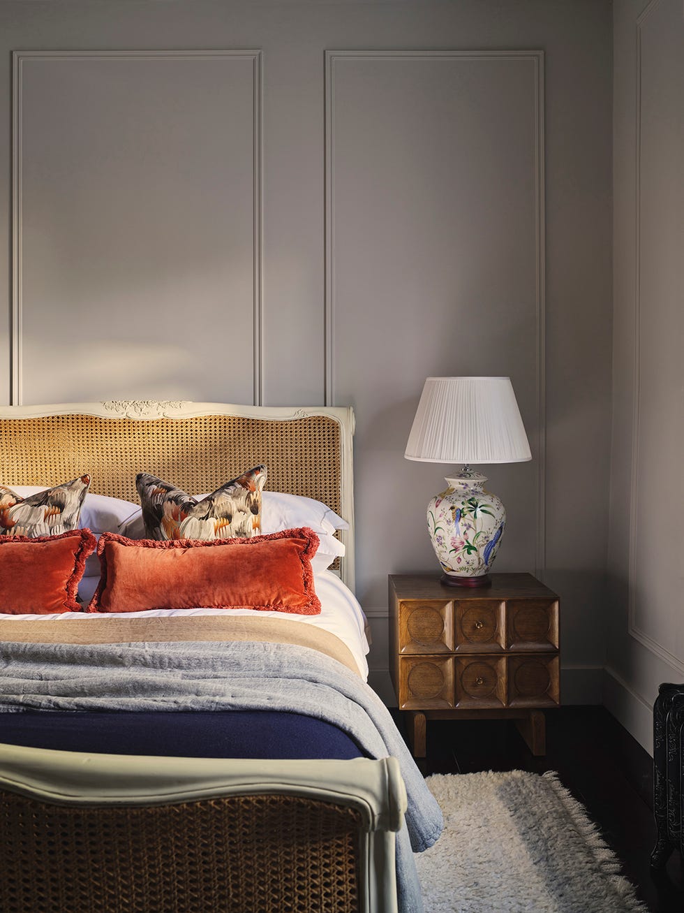 una casa clasica con decoracion moderna y calida