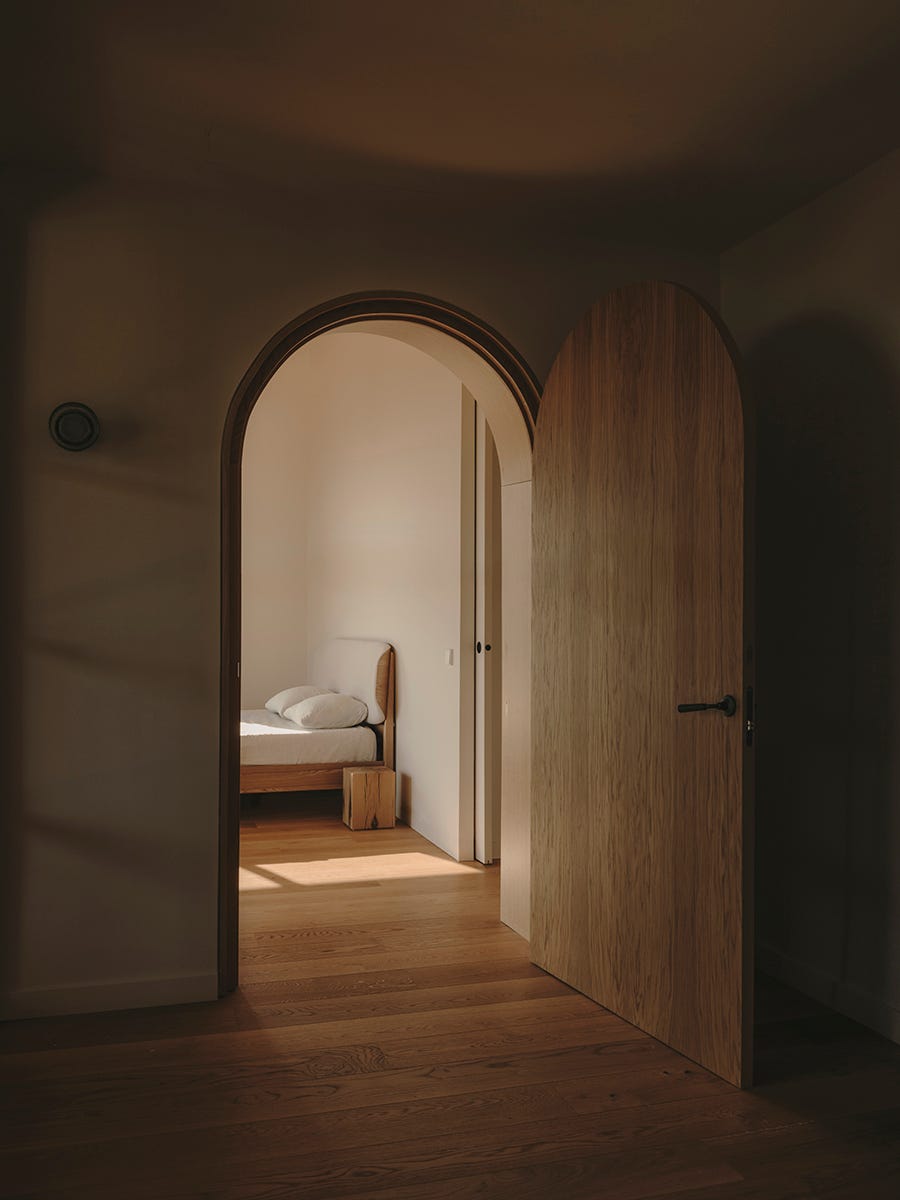 una casa de campo reformada con decoracion moderna y limpia de forma arquitectura