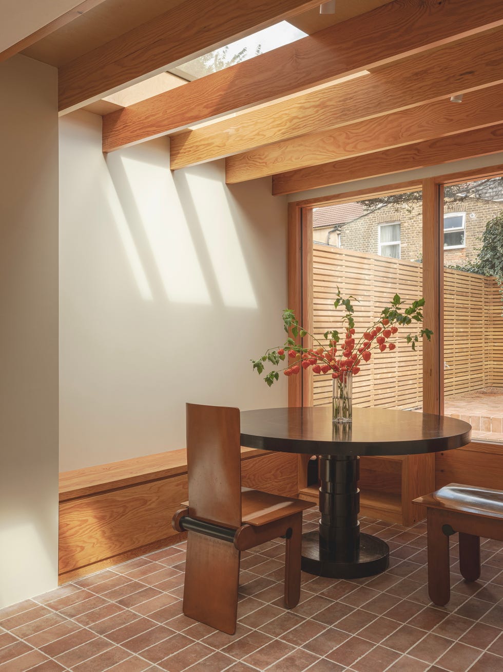 reforma de bajo en casa adosada ladrillo y madera