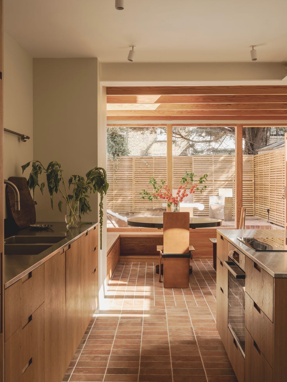 reforma de bajo en casa adosada ladrillo y madera