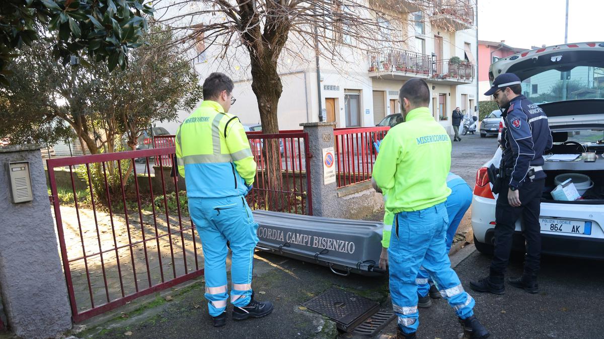 orrore in casa, choc nella frazione. Indagini della procura
