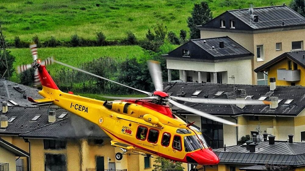 Scontro tra un'auto e una moto: 17enne finisce in ospedale
