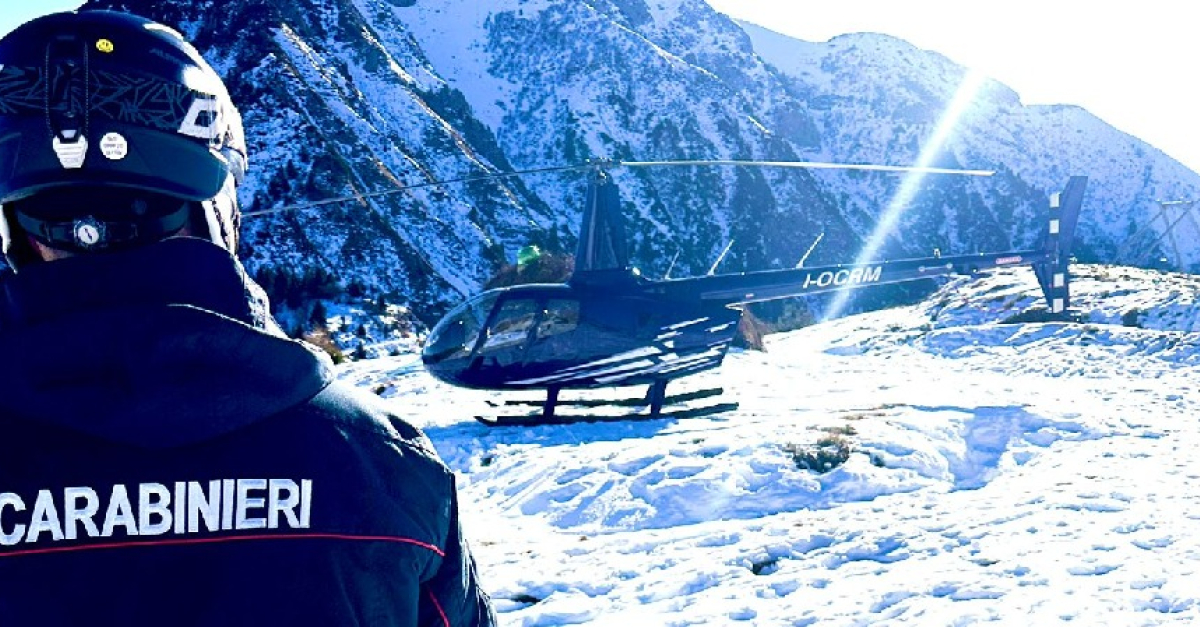 Follia sulla neve. Parcheggia l'elicottero e va a sciare. L'aveva già fatto ad aprile a Madonna di Campiglio