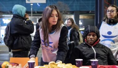 Elodie ha servito i senzatetto di Milano per la cena di Natale
