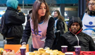 Elodie volontaria a Milano: serve la cena di Natale ai senzatetto in piazza San Babila