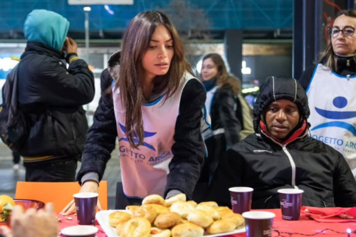 Elodie volontaria a Milano: serve la cena di Natale ai senzatetto in piazza San Babila