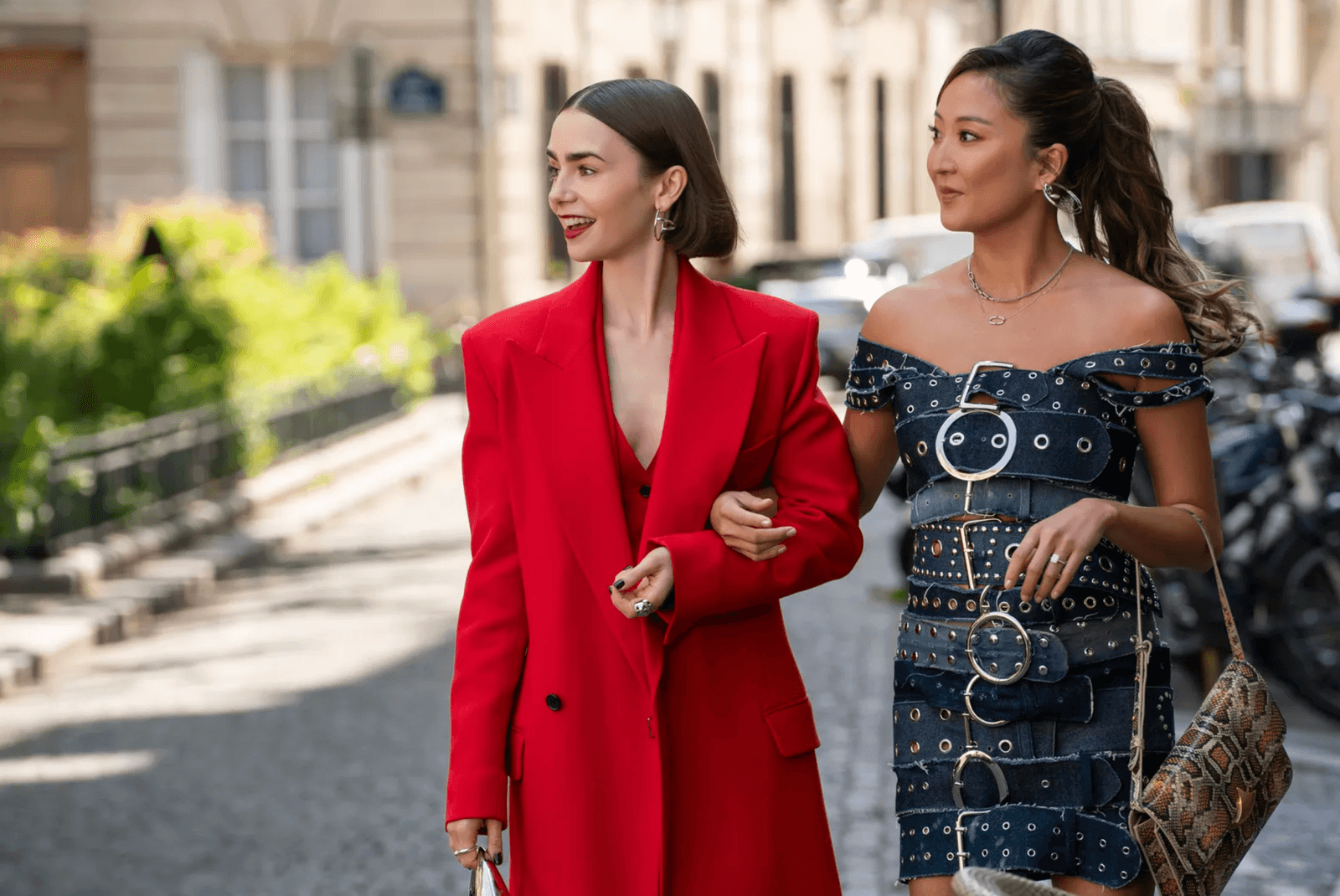 Uno dei look total red di Emily nella quinta stagione.
