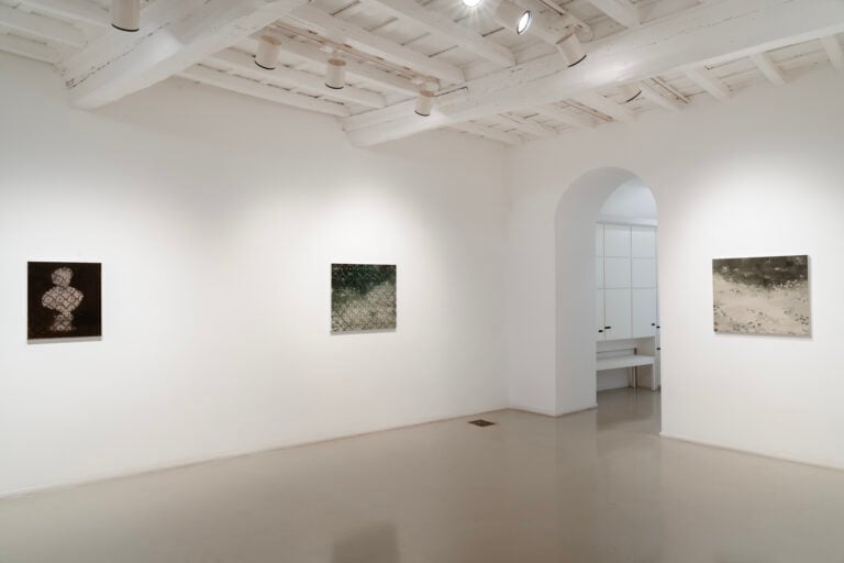 Epifania o il tempo di una sigaretta, Galleria Francesca Antonini, Roma 2025, installation view. Ph: Filippo De Majo