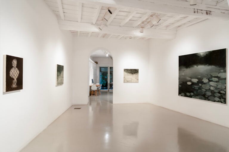 Epifania o il tempo di una sigaretta, Galleria Francesca Antonini, Roma 2025, installation view. Ph: Filippo De Majo