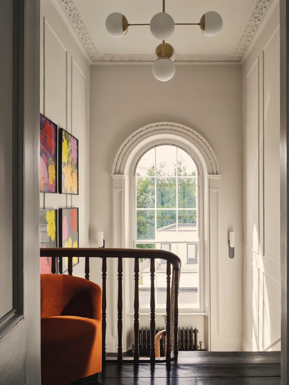 una casa clasica con decoracion moderna y calida