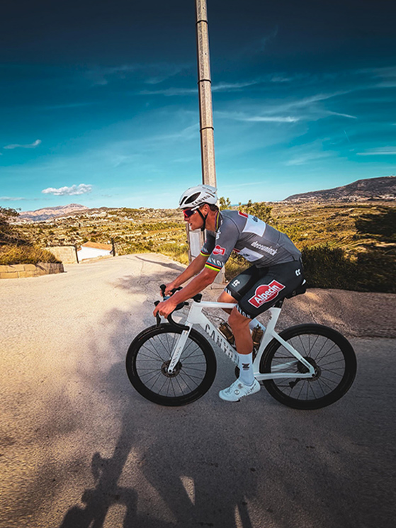 Van der Poel si sta allenando in Spagna, in cerca della condizione migliore (immagine Instagram)