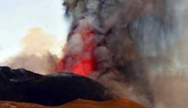 Etna, getti di lava alti 400 metri: attivi i crateri di Nord-Est