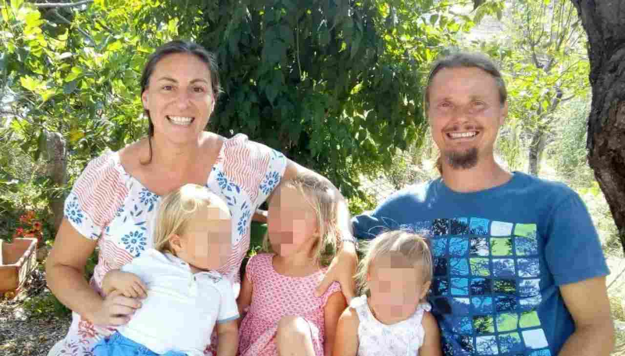 Famiglia nel bosco, sono in fuga: un arrivo che non era stato previsto ha mandato in fumo tutto | Adesso dovranno risponderne