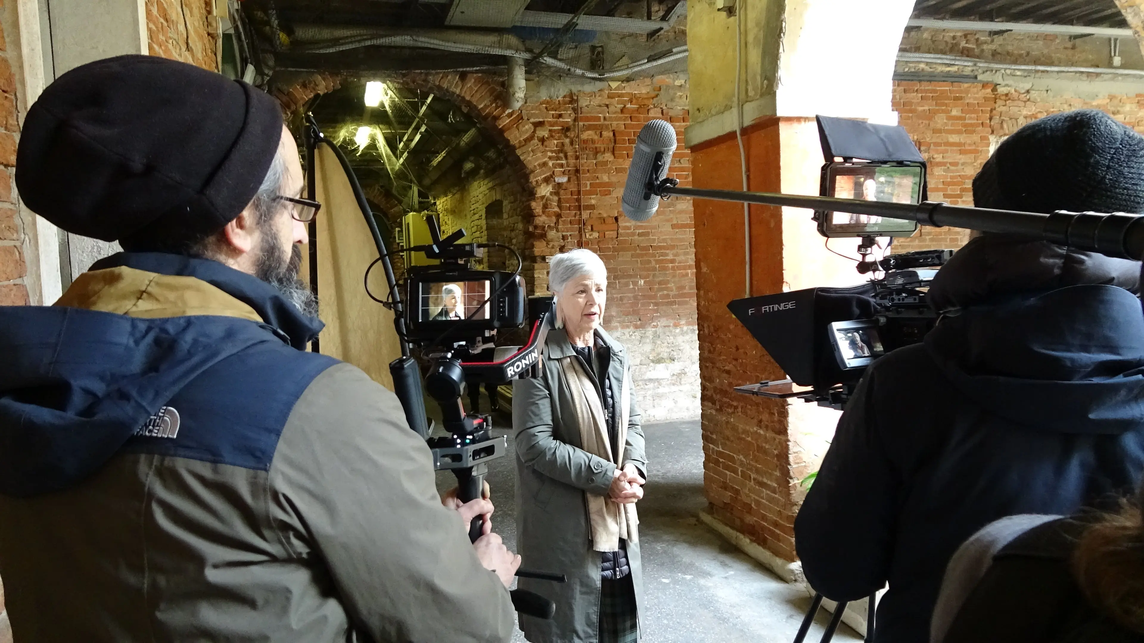 Ottavia Piccolo durante le riprese del docufilm alla Giudecca
