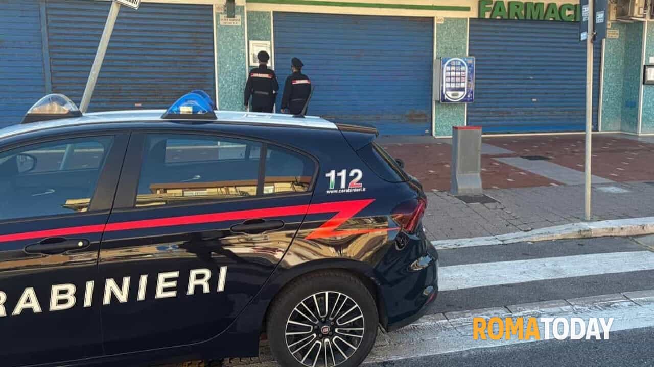 rapinano farmacia e fuggono con l'incasso