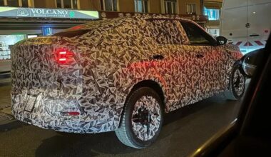 FIAT Fastback 2026, le ultime foto spia rivelano nuovi dettagli del posteriore