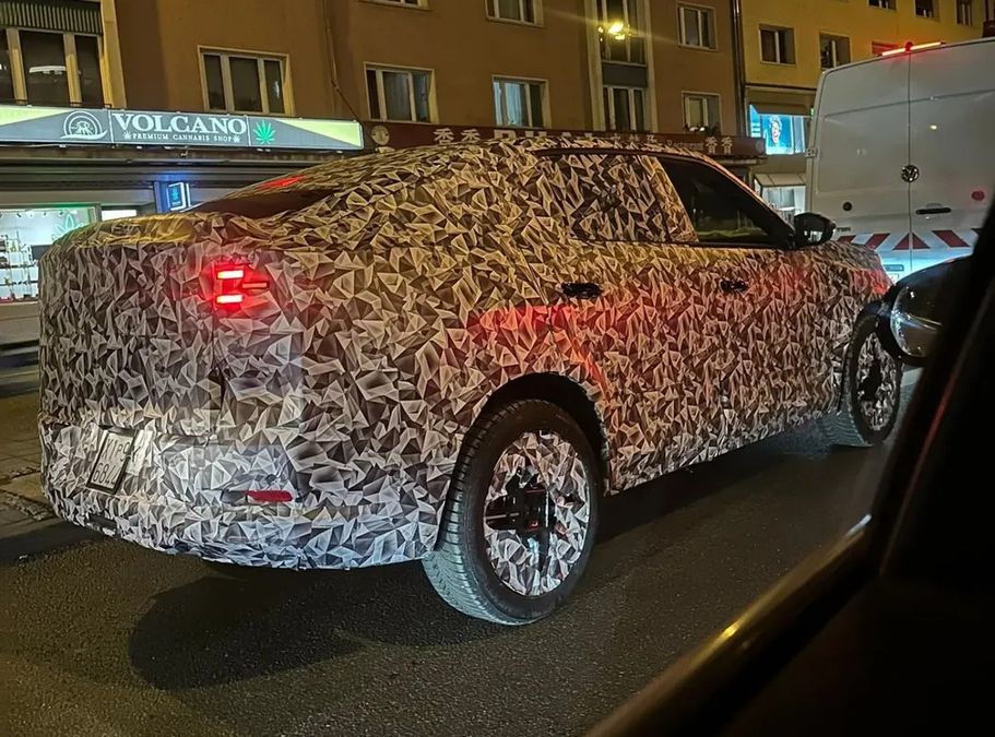 FIAT Fastback 2026, le ultime foto spia rivelano nuovi dettagli del posteriore