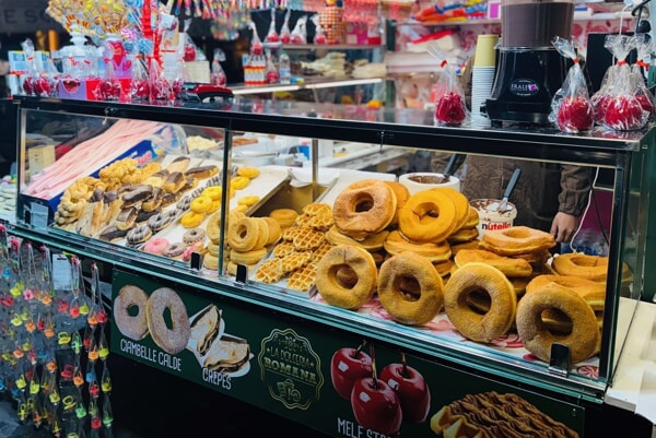 Fiera della Befana 2025-2026 a Piazza Navona a Roma, ciambelle