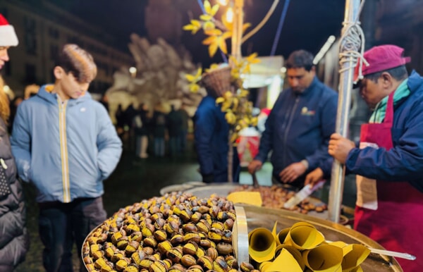 Fiera della Befana 2025-2026 a Piazza Navona a Roma, le caldarroste