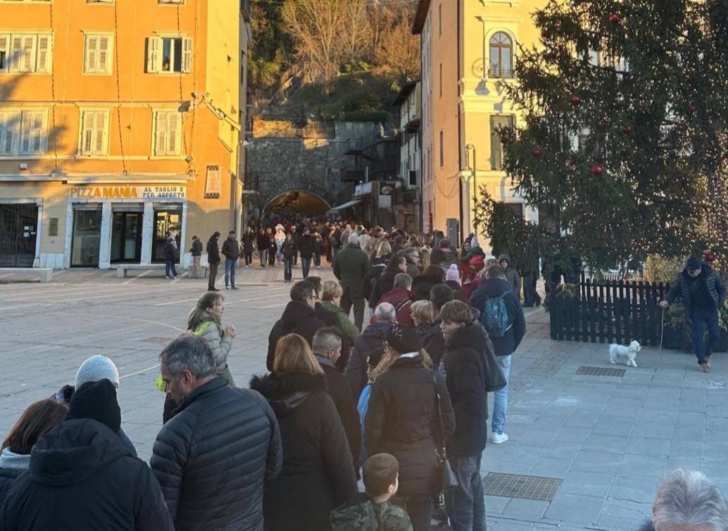 Copertina per Fila per entrare alla Digital Art Gallery a Gorizia. Cagliari: «Successo per il Dicembre Goriziano»