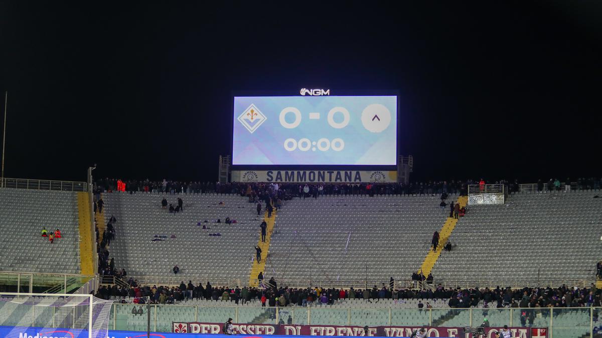 striscione per la Fiorentina nella curva vuota. La città e la protesta