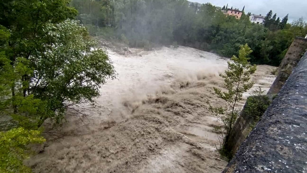 Vigilia di Natale con forte maltempo, squilla il telefono nelle aree di allerta: "Limitare gli spostamenti"