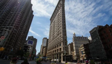 A New York il famoso Flatiron Building diventerà un palazzo di appartamenti: la nuova vita dell’icona di Manhattan