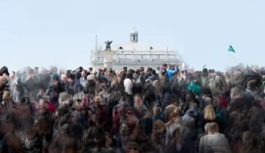 La folla e l'overtourism a Venezia nella foto di Alassio