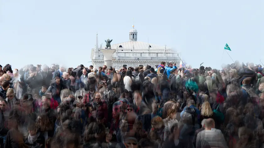 La folla e l'overtourism a Venezia nella foto di Alassio