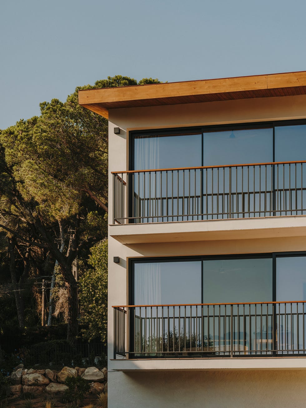 una casa de campo reformada con decoracion moderna y limpia de forma arquitectura