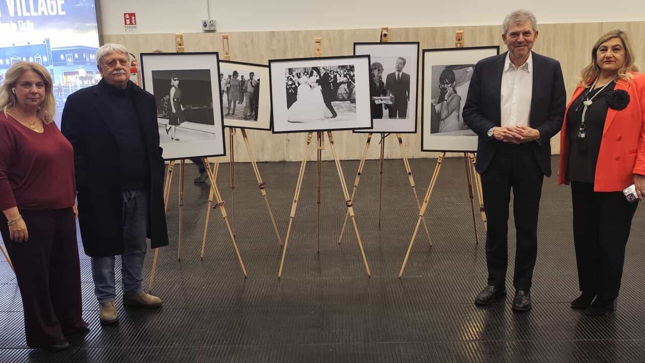 Aeroporto, nell'area arrivi ecco gli scatti di Nicola Scafidi che immortalano Claudia Cardinale in Sicilia