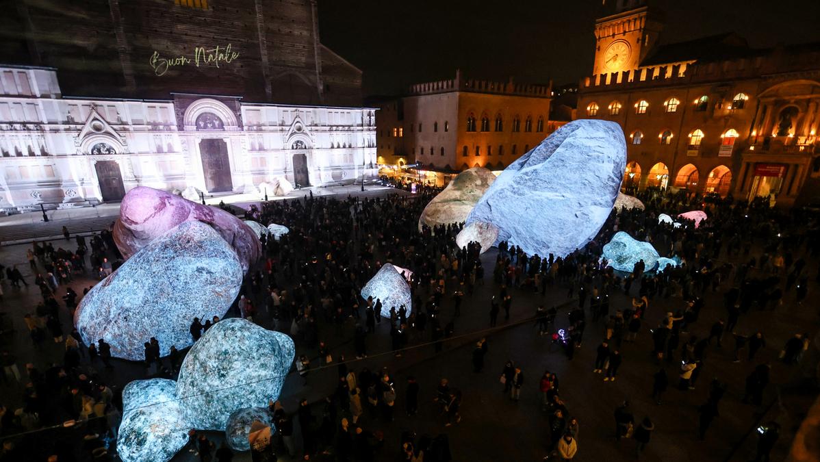 grande inaugurazione e magia in piazza Maggiore