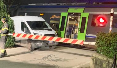 FOTONOTIZIA – Treno urta un furgone bloccato tra le sbarre del passaggio a livello – Il Filo – notizie dal Mugello