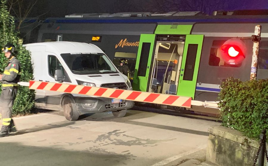 FOTONOTIZIA – Treno urta un furgone bloccato tra le sbarre del passaggio a livello – Il Filo – notizie dal Mugello