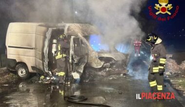 Scende in tempo dal furgone che si incendia dopo l'incidente