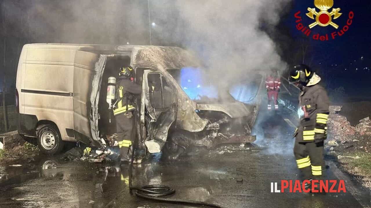 Scende in tempo dal furgone che si incendia dopo l'incidente