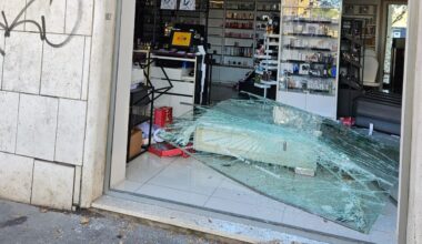 Roma, ladri sfondano vetrina e saccheggiano una profumeria