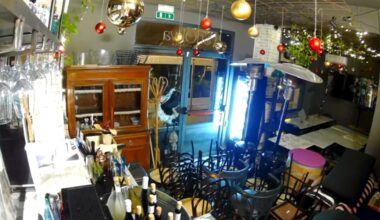 prende a martellate la vetrina e ruba 10 euro e due bottiglie