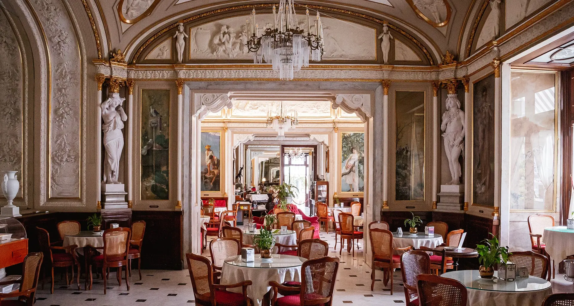 Galleria d’arte del Gran Caffè Gambrinus a Napoli. Wunderkammer fra memoria e modernità